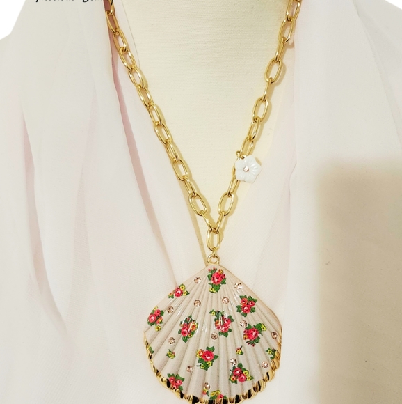 Betsey Johnson Gold Tone White Gray Seashell Pendant Necklace Floral Print - Picture 2 of 3